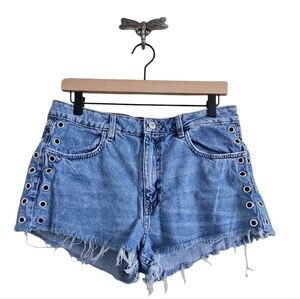 🟢 3 for $30 🟢 H&M DIVIDED GROMMET DENIM SHORTS